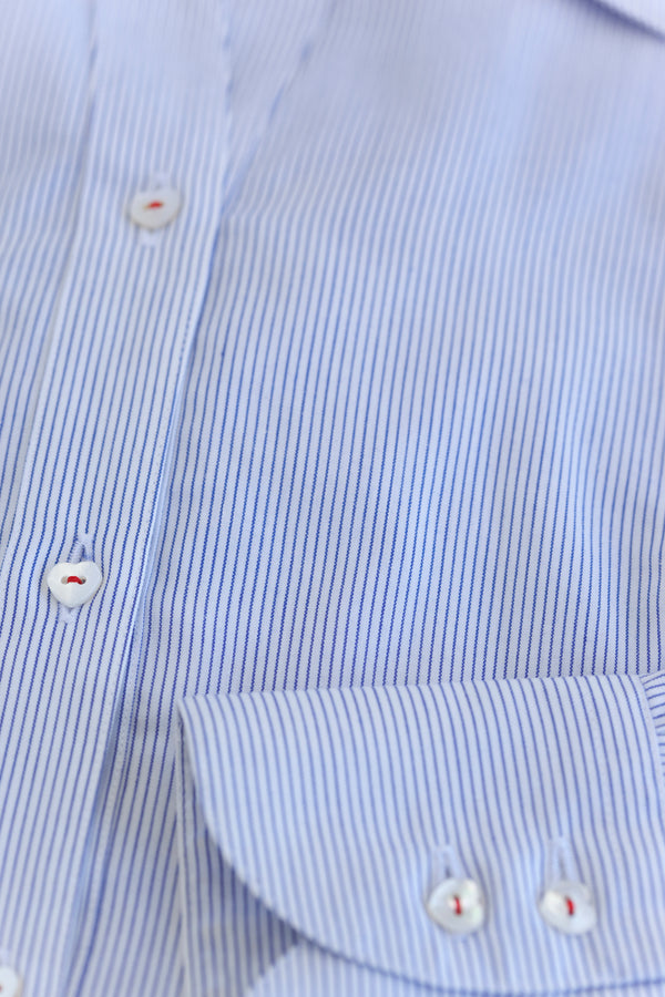 貝ボタンと糸の色で簡単リメイクシャツ